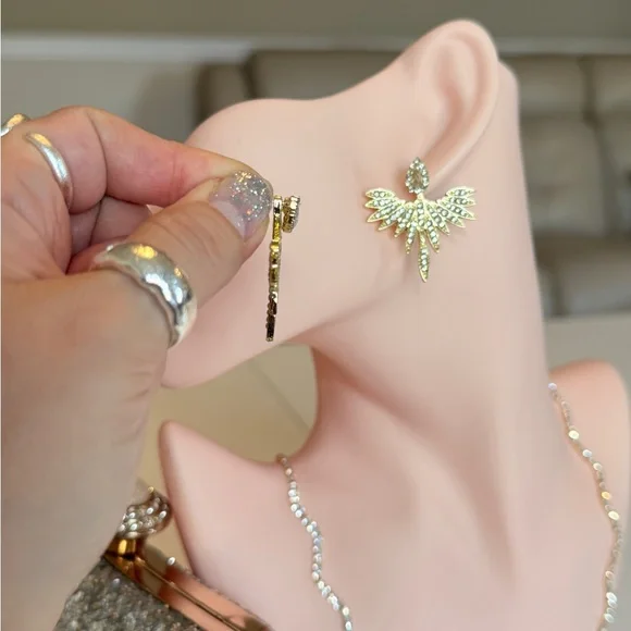 ⚜️ Elegant Gold Winged Earrings - Picture 5 of 9